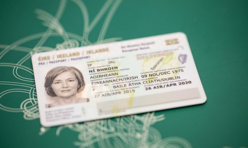 An illustration showing an acceptable size for a passport photo.